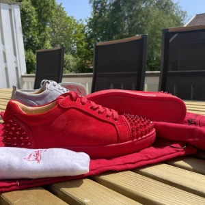  Christian Louboutin Red on Red Bottom - 2. Christian Louboutin Red on Red Bottom - Size: 39 men passar 40 - Condition: 9,5/10 - Pris: 4500kr Dustbag till både höger samt vänster sko och extra snören.