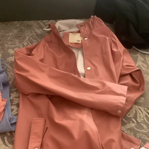 Billiga kläder  - Alla tre är i het nytt  Det är en grå jacka från hm  Ett par svarta byxor korta  En regn jacka från lager 