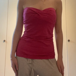 Rosa tubtopp  - Så fin rosa tubtopp, köpt den secondhand i Paris men har aldrig använt den. Storlek står inte men skulle gissa på en xs/s, men den har resor i midjan så den e väldigt stretchig och lägger sig fint efter figuren💞