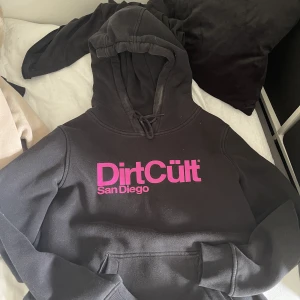 Dirtcült hoodie - Hoodie än är ganska liten så skulle nog säga att den är S/M 