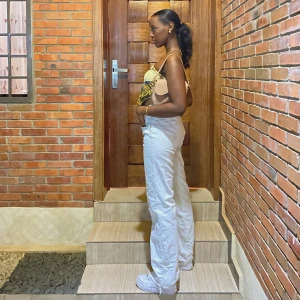 Vita jeans  - Snygga långa Jeans med bra skick. Funkar som både M och L beroende hur man vill att den ska sitta 