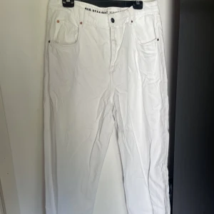 Vita straight jeans - Vita jeans som är straight i passform. Sitter jättefint och perfekt långa för mig, (175 cm)