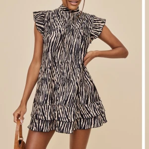 Zebra klänning  - Jättefin klänning aldrig använt 