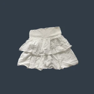 volangkjol - fin kjol med blombrodyr storlek 152 i barnstorlek men den är som en xxs. Inte genomskinlig