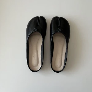 Tabi ballerinas slip-ins strl 40 - Tabi ballerinas slip-ins strl 40. Tabi är en traditionell japansk sko som anses vara bra för balansen och motverkar missformad stortå.