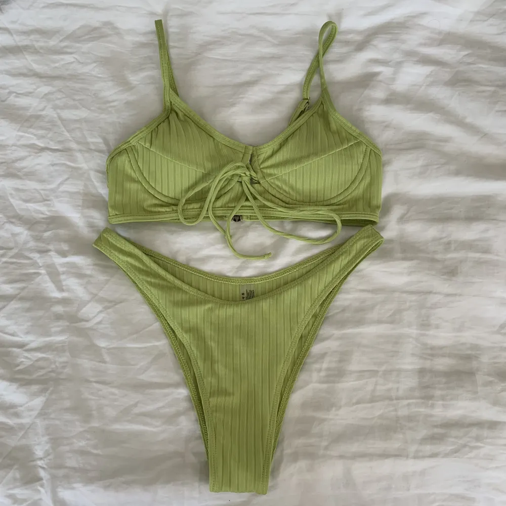 Grön bikini i fint skick, endast använd ett fåtal gånger. . Övrigt.
