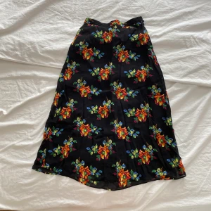 Midikjol & other stories - Finaste midikjolen någonsin från & Other Stories! Använder den tyvärr inte så mycket längre så dags för den att hitta ett nytt hem 