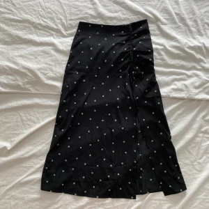 Prickig midikjol med slits  - Rysch och band i midjan, supersnygg med en svart topp och klackar när man går ut på sommaren