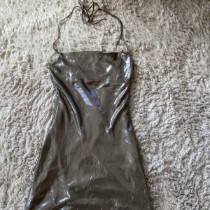 Silverklänning  - Jättefin silver klänning som har används en gång stolek S men funkar som M