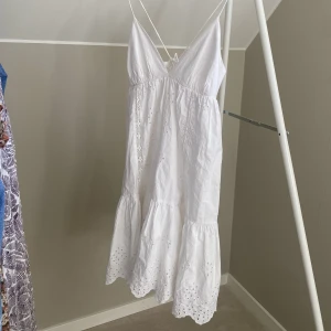 Vit sommarklänning  - Säljer min zara klänning som tyvärr inte används, inga skador och är som ny.💘 Storlek M men passar även de som har S. Skriv privat om ni har några  frågor🙌🏼🙌🏼