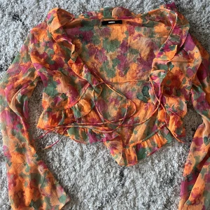 Blus - Supersöt blus från Bikbok, i mesh 🫶🏻 använd en gång! Färgerna är mer tydliga, bilden blev mörk 😅