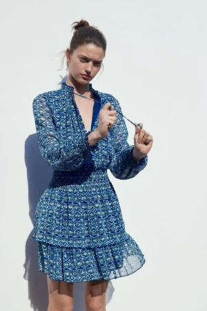 klänning - Intressekoll på en fin zara klänning som aldrig är använd med lappen kvar! 250 inklusive frakt.