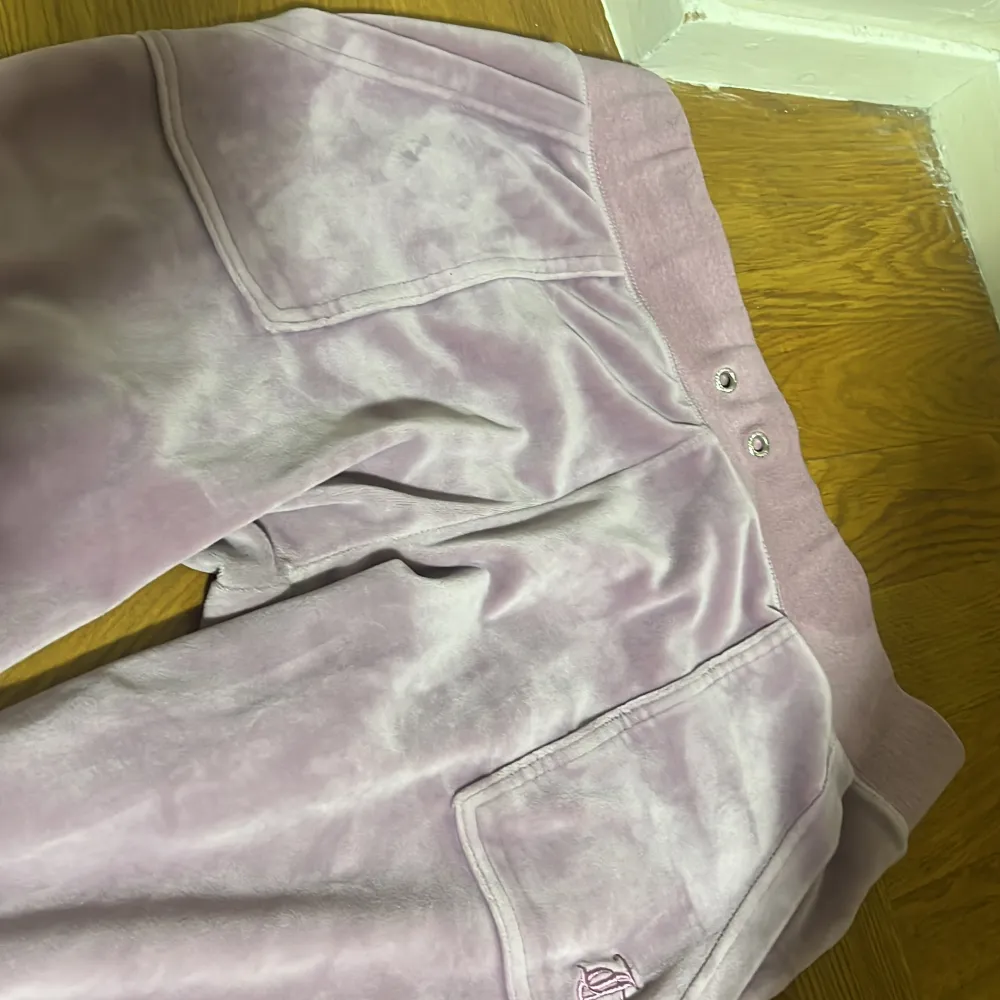 Jätte fina rosa juicy byxor 💗storlek M men passar även S💗Tråd finns med om man vill ha de💗säljs billigt för jag inte använder dem längre 💗fint skick . Jeans & Byxor.