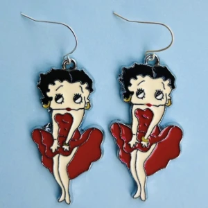 Betty Boop örhängen ❤️ - Nickelfria krokar och fri frakt ❤️