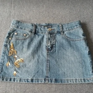 Jeans kjol  - Jätte fin kjol som inte kommer till användning då den är för stor för mig