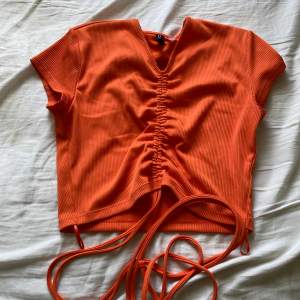 Säljer orange tröja med snöre då den inte kommer till andvändning. Aldrig använd.