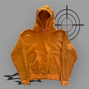 Orange Oversized hoodie - En oversized Hoodie från Weekday i storlek M. Passar som XL. En aning missfärgad i botten på fickan. Inga slitage. Snörena är hela. Condition: 6/10. För fler bilder eller mått kontakta mig ⭐️