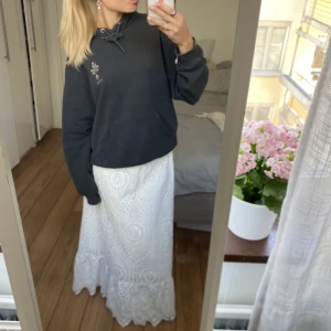 Svart hoodie - Säljer denna svarta hoodie. Har ett litet hål vid fickan (de sista bilden), annars i bra skick. Har du någon fråga är det bara att höra av sig🫶🏻