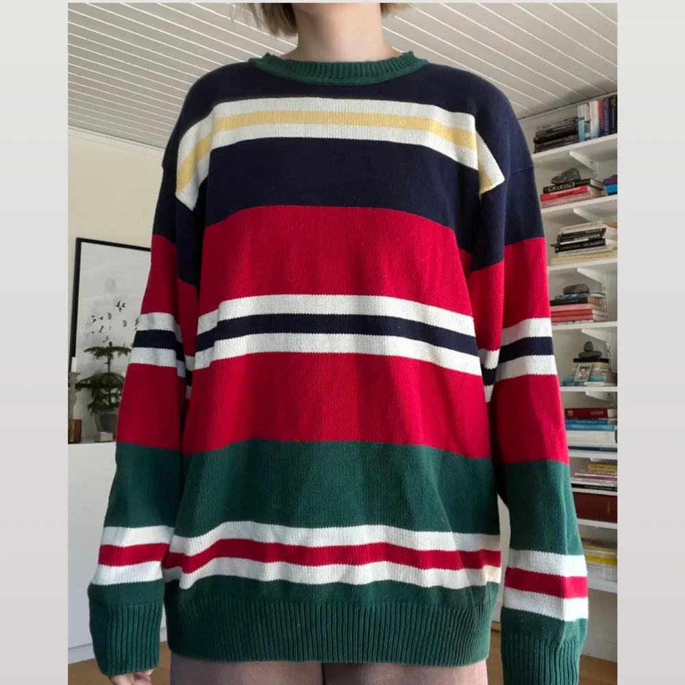 Så cool stickad sweatshirt-ish tröja. Köpt vintage men märket är ”NO.1”. Sparsamt använd och så himla bekväm!! Den är väldigt oversize på mig som har storlek S , så den passar alla storlekar beroende på hur man vill att den ska sitta 🌈. Stickat.