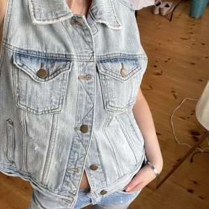Jeansväst - Jeansväst i ljus tvätt! Pris kan diskuteras 🌟  Storlek M men liten i storlek :)
