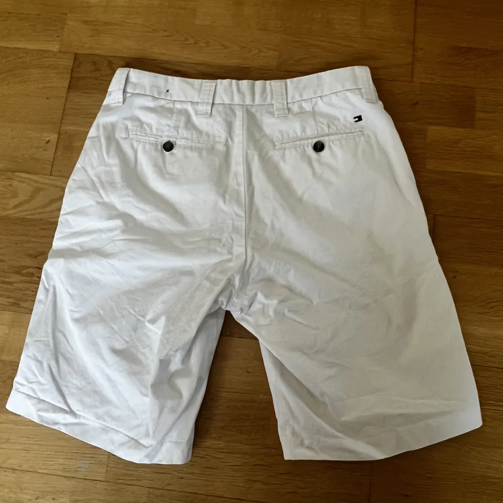Vita Tommy hilfiger shorts perfekta nu till sommaren. Det är i storlek M och passar till allt. Hör av er vid intresse eller fler bilder😁. Shorts.