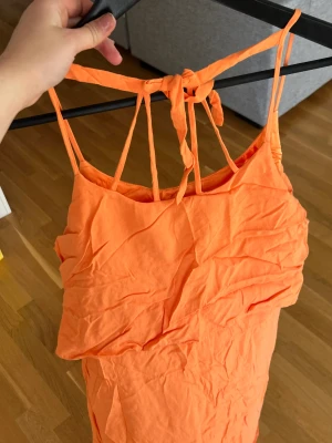 Orange klänning  - Aldrig använd är runt storlek S/M skulle jag tippa på