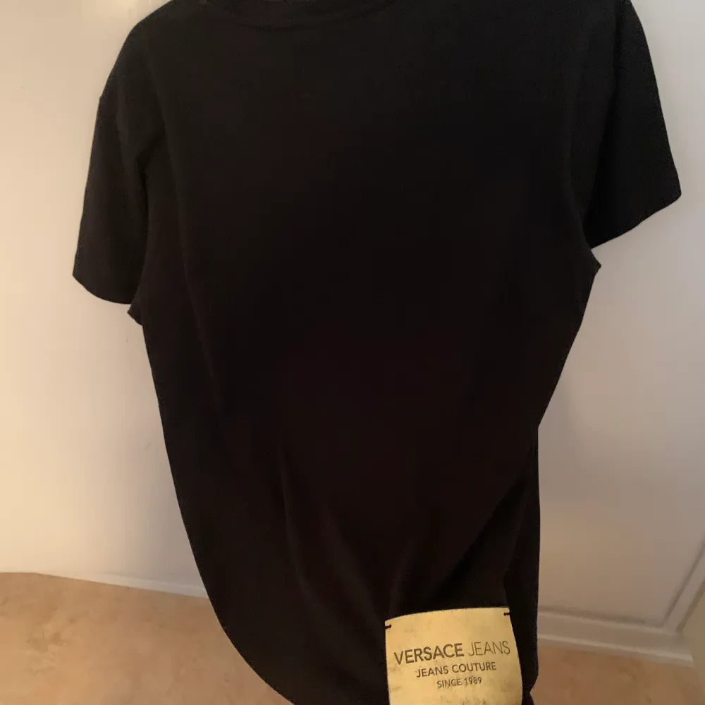 Versace Jeans T-Shirt med gulddetaljer. T-shirts.