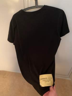Versace Jeans T-Shirt med gulddetaljer