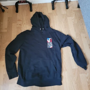 Vans hoodie säljes  -  Kag säljer en Vans hoodie i bra skick, själva hoodien i sig är i strl medium