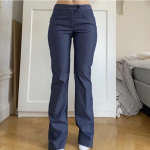 Filippa K bootcut - Ett par supersnygga Filippa K byxor med en bootcut nertill. Har aldrig använt dom då de har blivit försmå. Skulle säga att det är mer som en x-small en än small. Byxorna är som nya och passar till vardags som fest. 💗köpt på Plick för 500