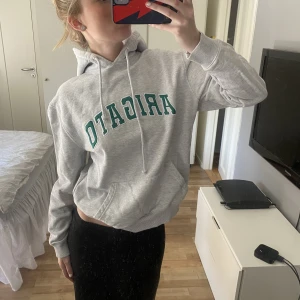 Hoodie - Jättesnygg och nästintill oanvänd hoodie från Arigato! Nypris 1650kr🌟