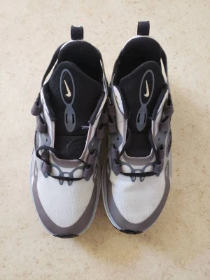 Stilrena och bekväma skor i storlek 38 - Dessa skor är i utmärkt skick och har bara använts några få gånger. De är av hög kvalitet och är mycket bekväma att bära. K Storleken är 38 och de passar perfekt för någon som vill ha en sko som är både snygg och funktionell. Nypriss 899kr