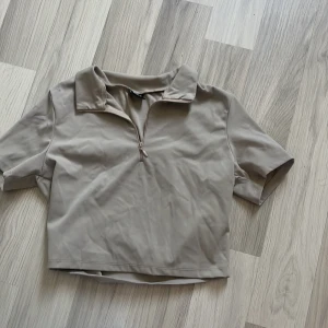 Magtröja  - Fin magtröja som sitter mot huden. Dragkedjan går hela vägen upp. Använd 2-3 gånger. 