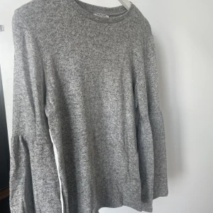 Tröja - Lite tjockare tröja från Zara med volangärmar🩶