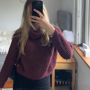 Stickad tröja - Vinröd stickad tröja från Kappahl. Storlek 146-152 och passar även xs-s. Lite nopprig🤍