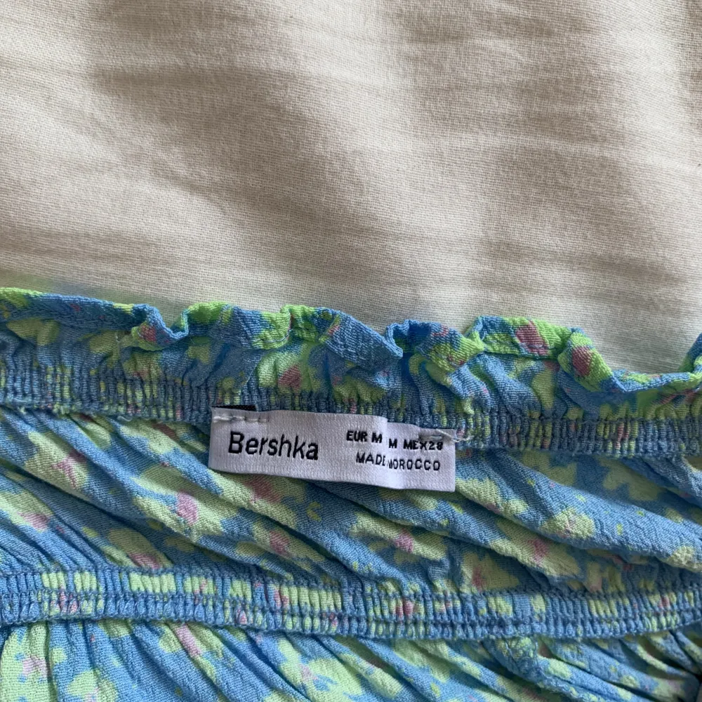 Blå klänning från Bershka i strlk m🥰 Endast använd en gång, säljer då den är lite för kort🫶🏼. Klänningar.