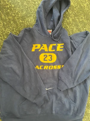 Nike lacrosse vintage Hoodie  - Storlek: XL sitter som L Pris: 450kr Frakt: 66kr med postnord 