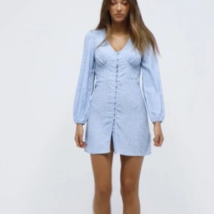 Blå klänning - En sommardröm från Nelly! Väldigt liten i strl (40 är den egentligen) så skulle rekommendera till en 36/38! Köparen står för frakt!