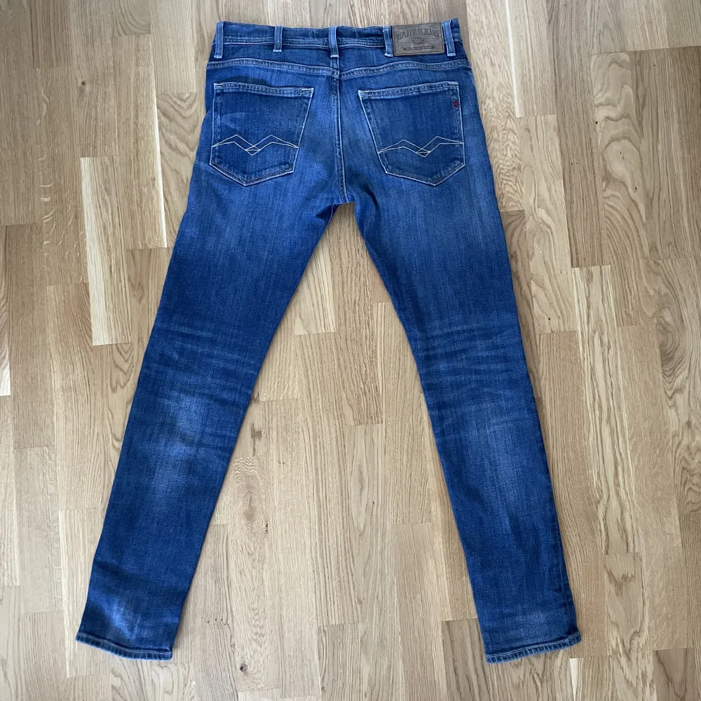 Säljer mina snygga replay jeans då jag tyvärr växt ur dom. Ljus snygg tvätt och grymt skick. Hör av er för fler bilder eller frågor!. Jeans & Byxor.