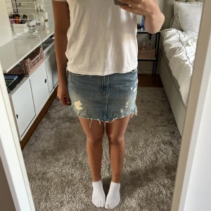 Jeanskjol - Fin kjol från Zara nu till sommaren! Gillar slitningarna där fram🥰Köpte för 400kr, säljer för 300kr! Storlek M (passar S)💓
