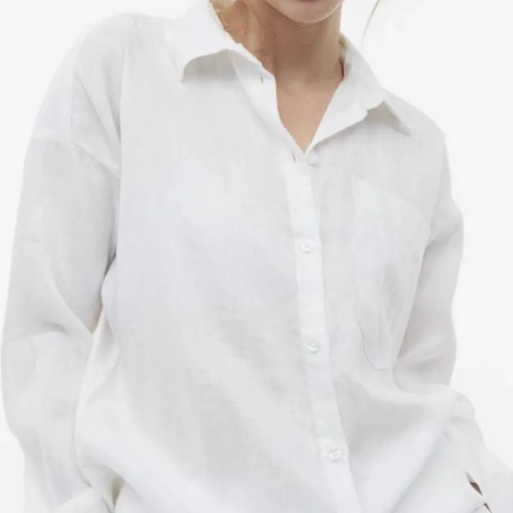 En vit basic skjorta i nyskick köpt på hm, ganska stor i storleken. Lånade bilder men av samma skjorta från hms hemsida🤍. Skjortor.