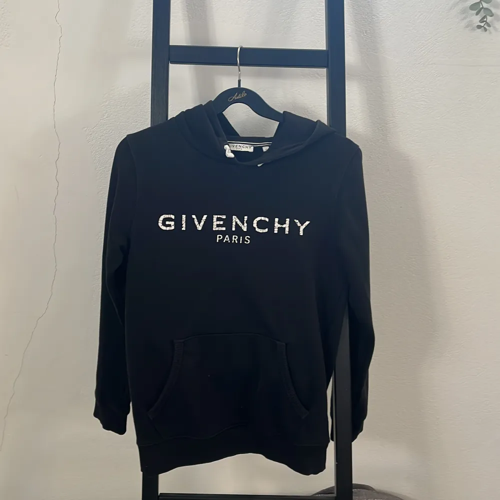 Jag säljer min ÄKTA Givenchy, Paris hoodie. Skick 9/10. Köpt på NK kvitto finns. Skicka i dm för mer information.. Hoodies.