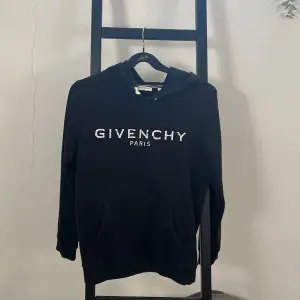 Jag säljer min ÄKTA Givenchy, Paris hoodie. Skick 9/10. Köpt på NK kvitto finns. Skicka i dm för mer information.