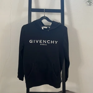 Givenchy hoodie - Jag säljer min ÄKTA Givenchy, Paris hoodie. Skick 9/10. Köpt på NK kvitto finns. Skicka i dm för mer information.