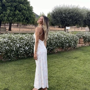 Zara klänning  - Snygga klänning ifrån zara i strl S, bilderna är tagna från hennes instagram. Klänningen är knappt använd:) 