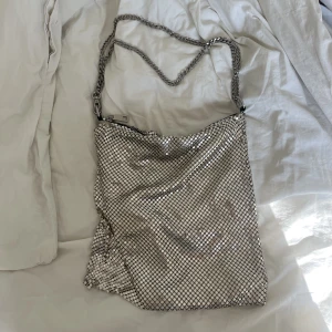 Väska - Paljettväska från zara. Den är Lite sönder men det syns knappt och går att fixa.