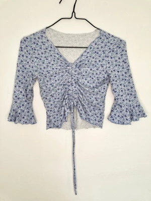 Brandy Melville Crop Top - Blå-blommig crop top från Brandy Melville XS
