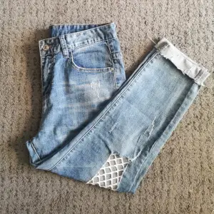 Jeans som kom sällan till användning, typ används max 5 gånger. Det finns inga märken som står på jeansen, men den kan fortfarande passa till allt. Mått för Jeans är 82cm i benlängd, 63cm i inre ben och 35cm i midja. Jeans är 