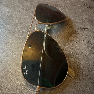 Ray-Ban Solglasögon - Ray-Bans brillor i toppen skick! Nypris: 1665kr! Exklusive frakt. 
