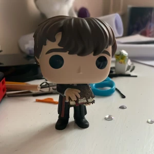 Neville harry potter funko pop - Selling my neville from Harry potter funko pop, bought long ago but still good quality!! Dm for more info or pictures :D Säljer min neville från Harry potter funko pop, köpt för länge sen men är fortfarande bra kvalitet!! Skriv för mer bilder eller info!!